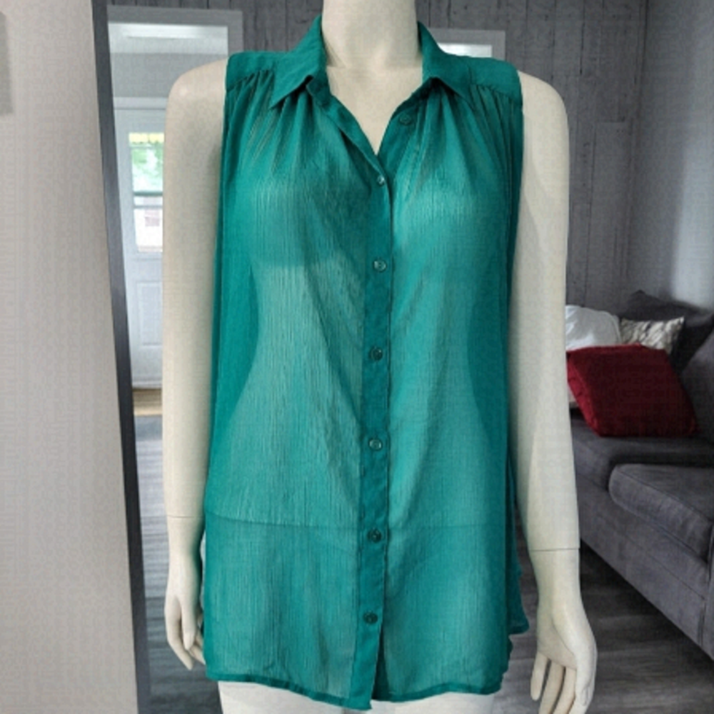 GAP - Sleeveless Green button down Shirt